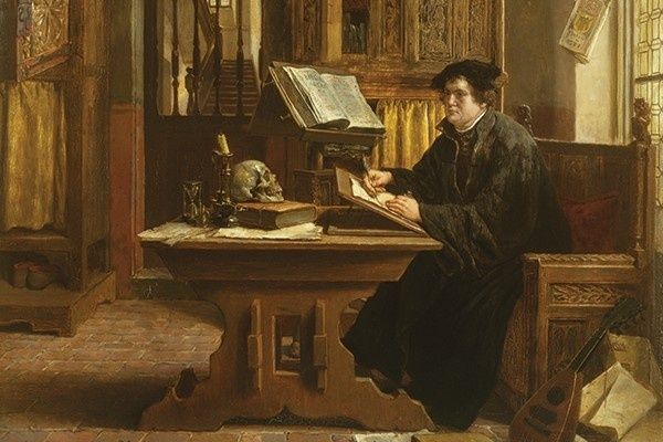 Historiallinen kirjoittaja työskentelee kirjoituspöydän ääressä kirjojen keskellä