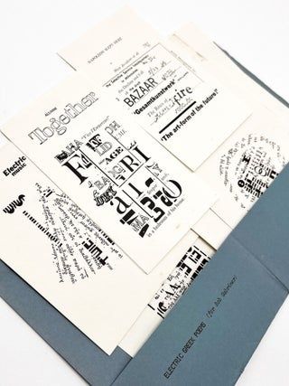 Avonaisella sivulla erikokoiset sanat muodostavat typografisen sommitelman
